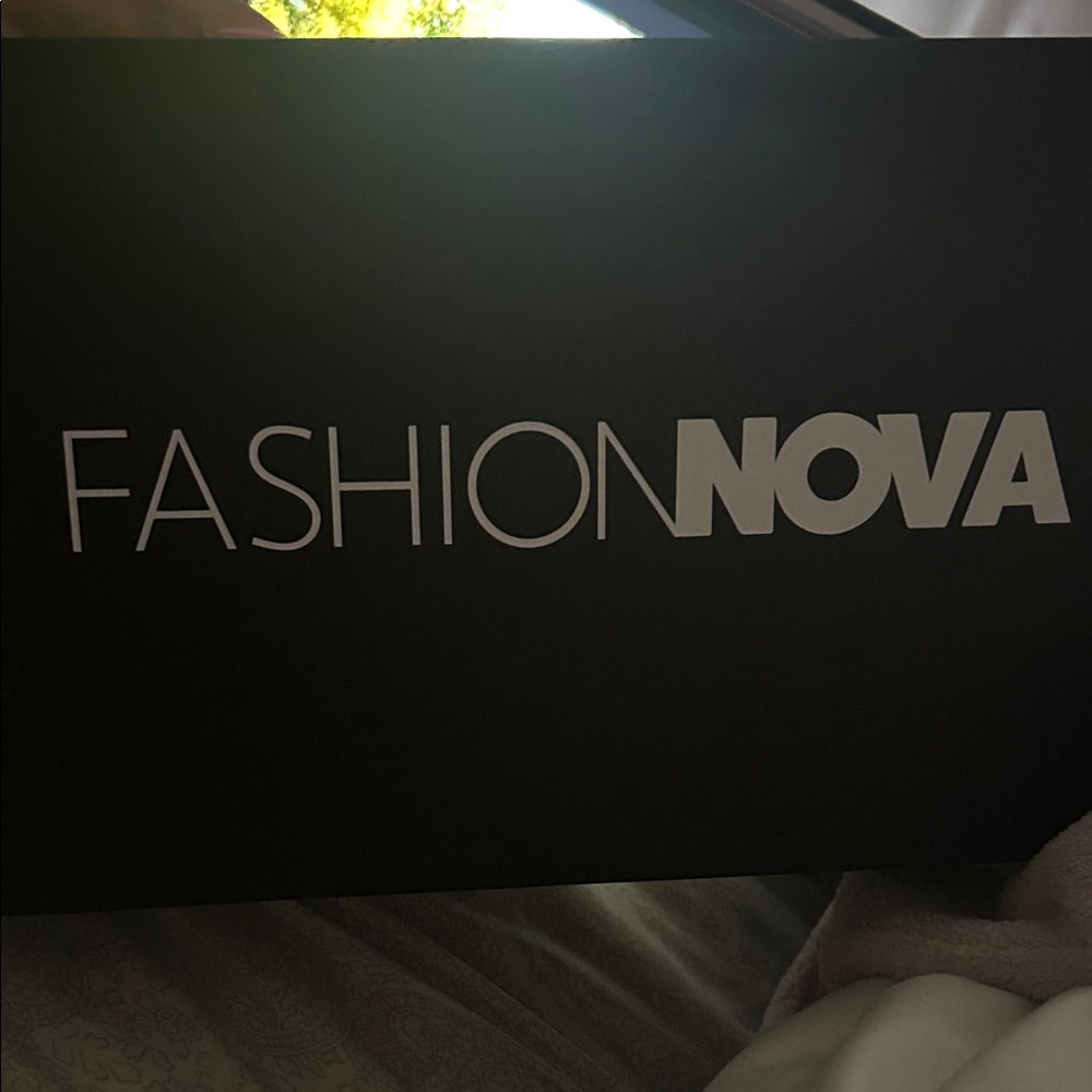 Fashion Nova Black and Gold Heels - Picture 4 of 4